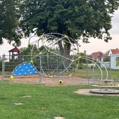 Bild vom Spielplatz anzeigen.
