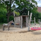 Bild vom Spielplatz anzeigen.
