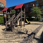 Bild vom Spielplatz anzeigen.