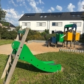 Bild vom Spielplatz anzeigen.