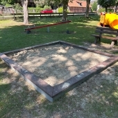 Bild vom Spielplatz anzeigen.