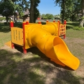 Bild vom Spielplatz anzeigen.