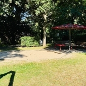 Bild vom Spielplatz anzeigen.