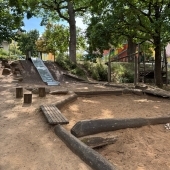 Bild vom Spielplatz anzeigen.
