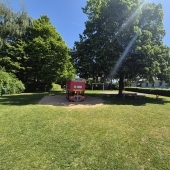 Bild vom Spielplatz anzeigen.