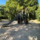 Bild vom Spielplatz anzeigen.