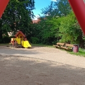 Bild vom Spielplatz anzeigen.