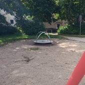 Bild vom Spielplatz anzeigen.
