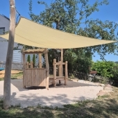 Bild vom Spielplatz anzeigen.