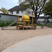 Bild vom Spielplatz anzeigen.
