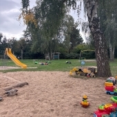 Bild vom Spielplatz anzeigen.