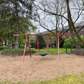 Bild vom Spielplatz anzeigen.