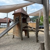 Bild vom Spielplatz anzeigen.