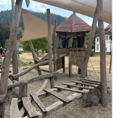 Bild vom Spielplatz anzeigen.