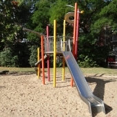 Bild vom Spielplatz anzeigen.