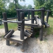 Bild vom Spielplatz anzeigen.