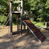 Bild vom Spielplatz anzeigen.