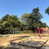 Bild vom Spielplatz anzeigen.