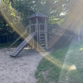 Bild vom Spielplatz anzeigen.