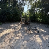 Bild vom Spielplatz anzeigen.