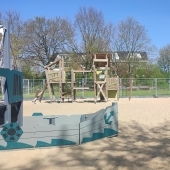 Bild vom Spielplatz anzeigen.