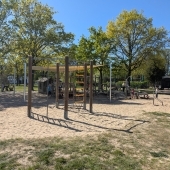 Bild vom Spielplatz anzeigen.
