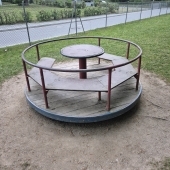 Bild vom Spielplatz anzeigen.