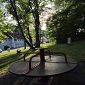 Bild vom Spielplatz anzeigen.