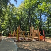 Bild vom Spielplatz anzeigen.