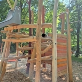 Bild vom Spielplatz anzeigen.