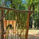 Bild vom Spielplatz anzeigen.