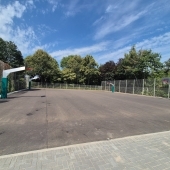 Bild vom Spielplatz anzeigen.