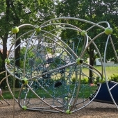 Bild vom Spielplatz anzeigen.