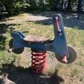 Bild vom Spielplatz anzeigen.