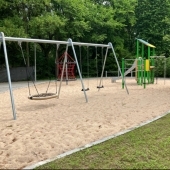 Bild vom Spielplatz anzeigen.