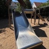Bild vom Spielplatz anzeigen.