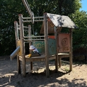 Bild vom Spielplatz anzeigen.
