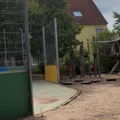 Bild vom Spielplatz anzeigen.