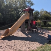 Bild vom Spielplatz anzeigen.