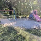 Bild vom Spielplatz anzeigen.