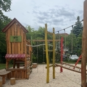 Bild vom Spielplatz anzeigen.