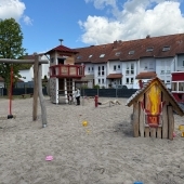 Bild vom Spielplatz anzeigen.