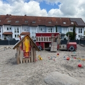 Bild vom Spielplatz anzeigen.