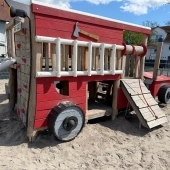 Bild vom Spielplatz anzeigen.