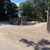 Bild vom Spielplatz anzeigen.