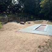 Bild vom Spielplatz anzeigen.