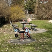 Bild vom Spielplatz anzeigen.