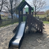 Bild vom Spielplatz anzeigen.