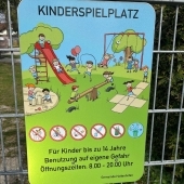 Bild vom Spielplatz anzeigen.