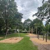 Bild vom Spielplatz anzeigen.